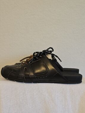 Steve Madden Black Leather Slip-On Sneakers with Lace Accent. Size 8